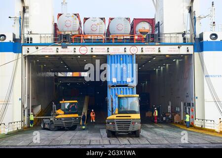 Chargement de conteneurs pour la rampe acses vers le ferry dans le port de Bilbao, Biscay, Bizkaia, pays Basque, Euskadi, Euskal Herria, Espagne, Europe Banque D'Images