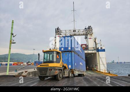 Chargement de conteneurs pour la rampe acses vers le ferry dans le port de Bilbao, Biscay, Bizkaia, pays Basque, Euskadi, Euskal Herria, Espagne, Europe Banque D'Images