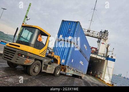 Chargement de conteneurs pour la rampe acses vers le ferry dans le port de Bilbao, Biscay, Bizkaia, pays Basque, Euskadi, Euskal Herria, Espagne, Europe Banque D'Images