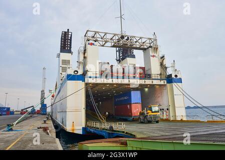 Chargement de conteneurs pour la rampe acses vers le ferry dans le port de Bilbao, Biscay, Bizkaia, pays Basque, Euskadi, Euskal Herria, Espagne, Europe Banque D'Images