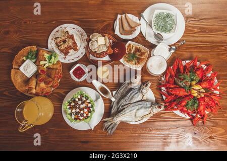 Grande sélection de bières en-cas : croûtons au fromage et à l'ail, poisson séché, écrevisses bouillies, okroshka, bière légère, cornichons. Vie Banque D'Images