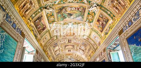 Vue en perspective dans la Galerie des cartes du Musée du Vatican, Cité du Vatican, Rome. Banque D'Images