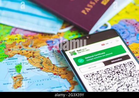 Green ou Covid Pass. Certificat numérique européen Covid-19. Certificat de vaccin Covid ou coronavirus, application passeport avec code QR, passeport, masque et carte Banque D'Images