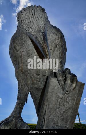 The Rook avec une sculpture de livre sur Fowey Harbour, Cornwall Royaume-Uni, faisant référence aux oiseaux de Daphne du Maurier Banque D'Images