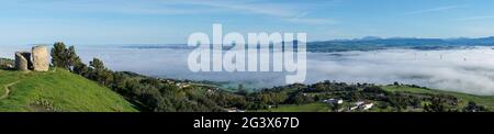 Vue panoramique sur les collines vallonnées paysage en Andalousie avec de nombreuses éoliennes au-dessus du brouillard dans les vallées et ciel bleu au-dessus Banque D'Images