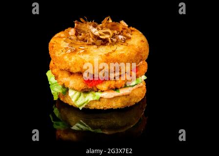 Grand hamburger à base de gâteaux de poisson, de légumes et de sauce soja. Gros plan, vue de dessus. Concept de livraison de nourriture. Banque D'Images