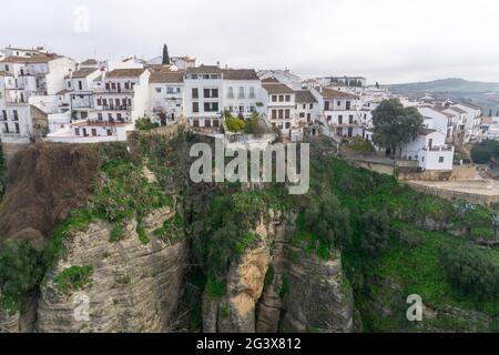 Vue sur la gorge étroite et profonde d'El tajo à Ronda en Andalousie Banque D'Images