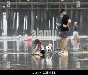 Los Angeles, États-Unis. 18 juin 2021. Les gens se rafraîchissez à la plage de Santa Monica à Los Angeles, Californie, États-Unis, le 17 juin 2021. De la Californie et de l'Arizona à l'Utah, au Montana et à l'Idaho, une vague de chaleur intense a frappé l'Ouest américain cette semaine, créant une série de nouvelles températures record dans de nombreux endroits. Credit: Xinhua/Alay Live News Banque D'Images