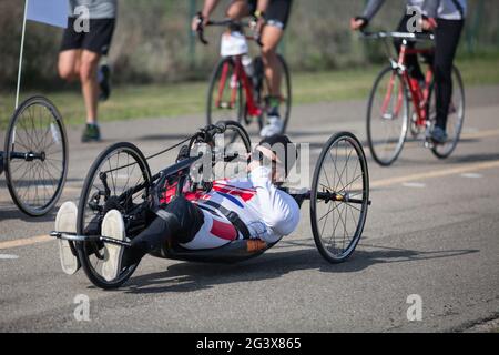 Entraînement d'athlète senior avec sa main Bike on a Track. Banque D'Images
