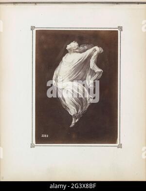 Production photo d'une (vraisemblablement) impression, représentant la figure d'une femme avec des cheveux amples dans une robe longue. Partie de l'album photo avec des enregistrements des fouilles de Pompeï par Giorgio Sommer. Banque D'Images