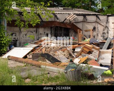 Dumping extérieur de divers matériaux, meubles anciens, Sofas et plus. Banque D'Images