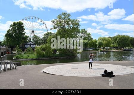 Un bucker jouant son violon par les rives de la rivière Avon dans la ville de Warwickshire, Stratford-upon-Avon Banque D'Images