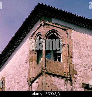 VENTANA ESQUINADA DE LA CASA DOS COIMBRAS. EMPLACEMENT: CAPELA Y CASA DOS COIMBRAS. BRAGA. PORTUGAL. Banque D'Images