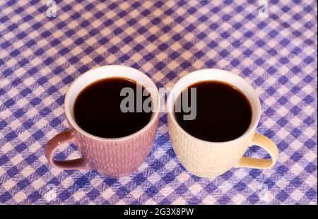Une paire de café turc chaud dans des tasses en céramique sur la table avec espace de copie Banque D'Images