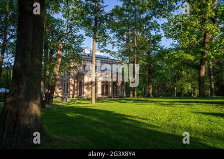 Le Palais Finlayson au parc Wilhelm von Nottbeck de Tampere, en Finlande, par une journée ensoleillée en été. Banque D'Images