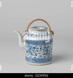 Théière avec objets précieux. Théière cylindrique en porcelaine avec bec et poignée en fil de fer enveloppé, peinte en bleu sous-glaçure. Sur le mur deux pneus décoratifs avec ces objets de valeur (livres), symboles chanceux (vase) et symboles taoïste (gamme, castagnets); couvercle avec centre encastré avec caractère chinois. Bleu blanc. Banque D'Images