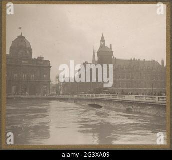 Niveau d'eau très élevé en Seine, dans les bâtiments de fond de l'Île de la Cité de Paris. À droite, le Pont au change, l'arche pratiquement invisible en raison du niveau d'eau élevé. En arrière-plan à droite la conciergerie au quai de l'Watch, a quitté le Tribunal de Commerce de Paris sur le quai de la Corse. Une partie de l'album photo inonder Paris et les banlieues 1910. Banque D'Images