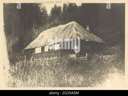 Étudiant de Schule Schloss Salem dans une cabane en rondins auto-construite. Partie de l'album photo de Schule Schloss Salem. Banque D'Images