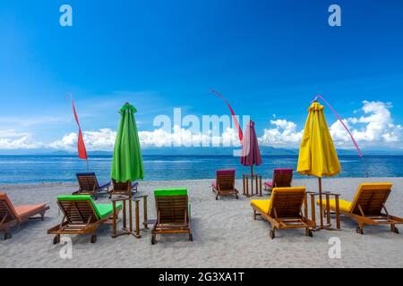 Chaises longues et parasols vides sur une plage tropicale Banque D'Images