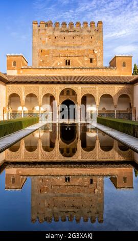 Le patio d'Arrayanes dans le Palais des Nazaries dans l'Alhambra à Grenade Banque D'Images