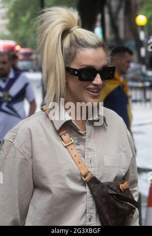 Londres, Royaume-Uni. 18 juin 2021. Ashley Roberts, présentatrice à la radio, quitte les studios de Global radio après avoir présenté son émission Heart FM. Crédit : Mark Thomas/Alay Live News Banque D'Images