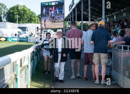 Les supporters du championnat Greene King IPA 2020 jouent la première jambe du match final entre Ealing Trailfinders et Saracens au Castle Bar, West Ealing, Angleterre, le 13 juin 2021. Photo d'Andy Rowland. Crédit : Prime Media Images/Alamy Live News Banque D'Images