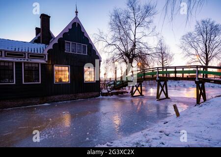 Village de moulins à vent enneigés dans les Zaanse Schans pays-Bas, moulins à vent historiques en bois en hiver Zaanse Schans Hollande Banque D'Images