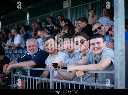 Les supporters du championnat Greene King IPA 2020 jouent la première jambe du match final entre Ealing Trailfinders et Saracens au Castle Bar, West Ealing, Angleterre, le 13 juin 2021. Photo d'Andy Rowland. Crédit : Prime Media Images/Alamy Live News Banque D'Images