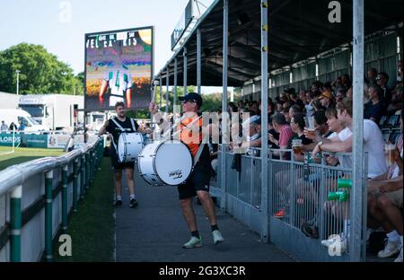 Les supporters du championnat Greene King IPA 2020 jouent la première jambe du match final entre Ealing Trailfinders et Saracens au Castle Bar, West Ealing, Angleterre, le 13 juin 2021. Photo d'Andy Rowland. Crédit : Prime Media Images/Alamy Live News Banque D'Images