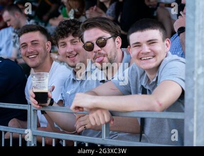 Les supporters du championnat Greene King IPA 2020 jouent la première jambe du match final entre Ealing Trailfinders et Saracens au Castle Bar, West Ealing, Angleterre, le 13 juin 2021. Photo d'Andy Rowland. Crédit : Prime Media Images/Alamy Live News Banque D'Images