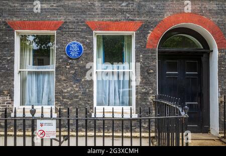 Blue plaque Memorial à George Orwell et Sir Stephen Spender qui ont écrit pour Horizon Magazine à cet endroit au 2 Lansdowne Terrace London WC1 Banque D'Images