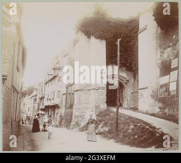 Rue à Beaumont-le-Roger. Partie d'un album photo d'un photographe amateur français avec des enregistrements de voyages en France, en Espagne, en Belgique, au Luxembourg et aux pays-Bas, les premières automobiles et les autoroutes. Banque D'Images