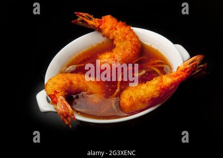 Soupe traditionnelle japonaise miso avec algues et poisson. Gros plan, vue de dessus. Concept - cuisine japonaise, livraison de nourriture. Banque D'Images