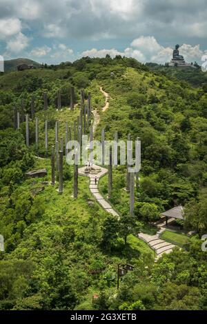 Le chemin de la sagesse, une installation sculptée avec le Sutra du coeur bouddhiste, près du Bouddha Tian Tan sur l'île de Lantau, Hong Kong Banque D'Images