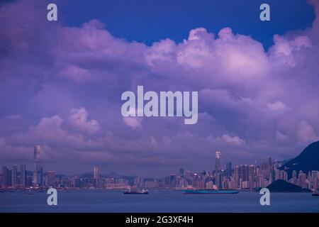 La ville de Kowloon et de l'île de Hong Kong, vue de l'île Lantau à l'ouest, au crépuscule Banque D'Images