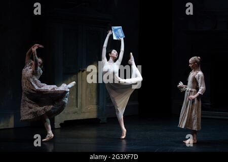 Des danseurs du Birmingham Royal Ballet se produisent lors d'une répétition de la robe de Cendrillon, au Birmingham Repertory Theatre. Cendrillon ouvre ses portes le 18 juin et se déroule jusqu'au 10 juillet. Photo date jeudi 17 juin 2021. Le crédit photo devrait se lire: Jacob King/PA Wire Banque D'Images