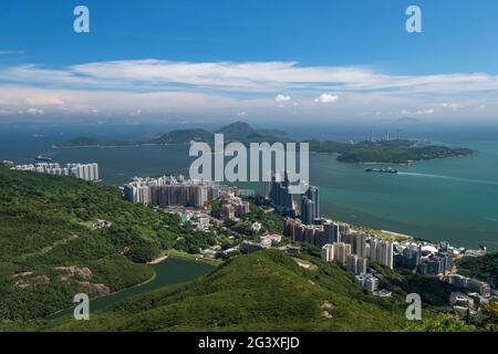 Les navires de la Manche de Lamma de l'est se délapas de la plate-forme technologique Cyberport et les tours résidentielles de Pok Fu Lam, île de Hong Kong Banque D'Images