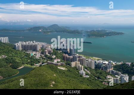 Les navires de la Manche de Lamma de l'est se délapas de la plate-forme technologique Cyberport et les tours résidentielles de Pok Fu Lam, île de Hong Kong Banque D'Images