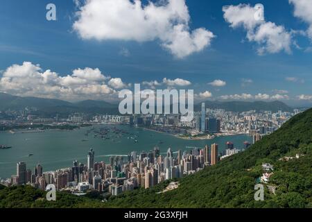 La haute densité de Sheung WAN et Sai Ying Pun, Victoria Harbour et Kowloon vu depuis le pic de l'île de Hong Kong (2012) Banque D'Images