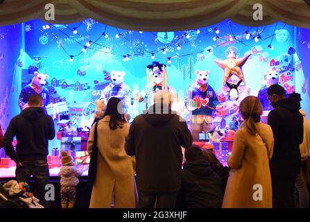 Paris (France) : décorations de Noël dans le grand magasin des Galeries Lafayette le 15 décembre 2020. Les gens regardent les fenêtres décorées du magasin Banque D'Images