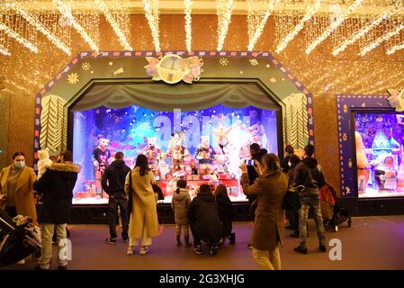 Paris (France) : décorations de Noël dans le grand magasin des Galeries Lafayette le 15 décembre 2020. Les gens regardent les fenêtres décorées du magasin Banque D'Images