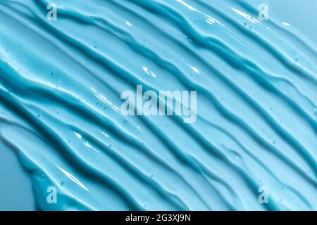 Texture gel bleu. Désinfectant pour les mains, fond de gel alcoolisé. Taches de crème liquide claire cosmétique. Produit de soin transparent pour la peau Samp Banque D'Images