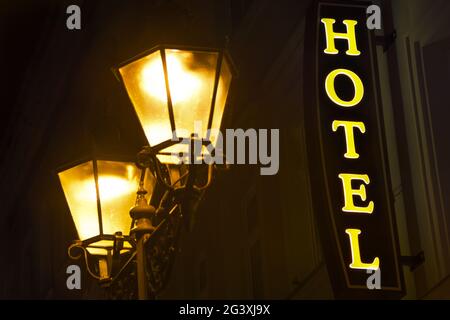 Panneau lumineux DE L'HÔTEL et de la rue la nuit Banque D'Images