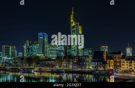 Vue sur Francfort-sur-le-main la nuit, Allemagne Banque D'Images