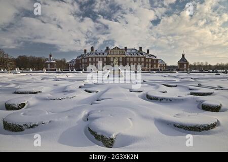 Île de Vénus enneigée avec le château de Nordkirchen en hiver, Nordkirchen, Allemagne, Europe Banque D'Images