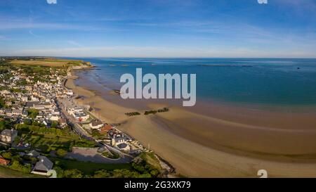 Arromanches (Normandie, Nord-Ouest de la France) : village, plage et vestiges du port artificiel de Mulberry B (non disponible pour la production de cartes postales) Banque D'Images