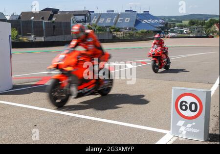 Hohenstein Ernstthal, Allemagne. 18 juin 2021. Motorsport/moto, Grand Prix d'Allemagne, MotoGP à Sachsenring: Riders Danielo Petrucci (l, Italie, Tech 3 KTM Factory Racing) et Francesco Bagnaia (Italie, Ducati Lenovo Team) entrent dans la file de la fosse lors de la première pratique libre. Credit: Jan Woitas/dpa-Zentralbild/dpa/Alay Live News Banque D'Images