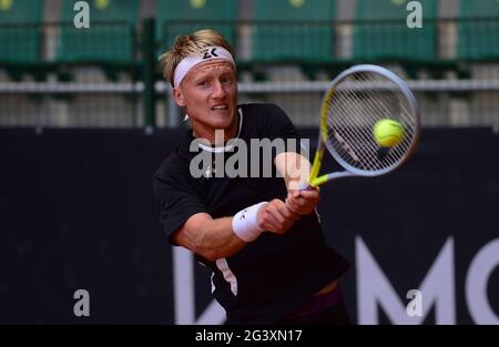 Prostejov, République tchèque. 18 juin 2021. Zdenek Kolar (Tchèque) participe au tournoi de tennis Moneta Czech Open - ATP Challenger Tour, semi-fin, le 18 juin 2021, à Prostejov, République tchèque. Crédit : Ludek Perina/CTK photo/Alay Live News Banque D'Images