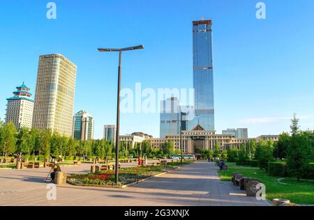 Centre de Nur-Sultan, vue sur la Plaza d'Abu Dhabi, le ministère de la Défense et le boulevard Nurjol pendant la journée d'été. Banque D'Images