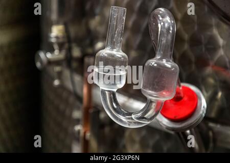 Siphons de fermentation dans le domaine moderne de Jeff Konsbrück à Ahn, Luxembourg Banque D'Images